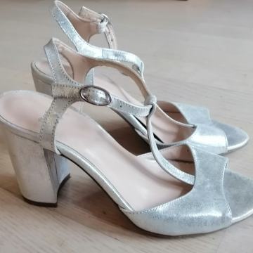 Kožne sandale na petu