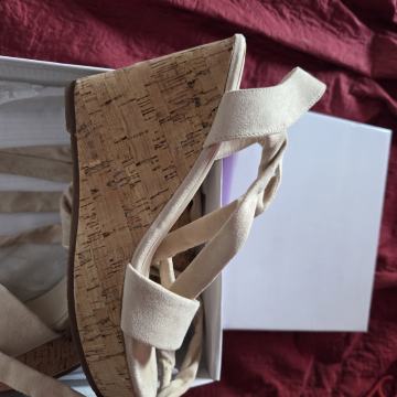 Krem sandale na vezanje