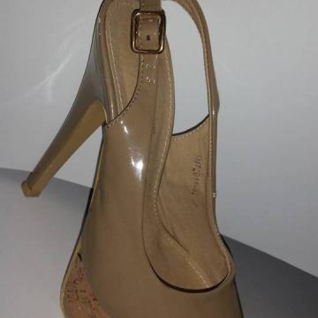 Lakirane bež sandale