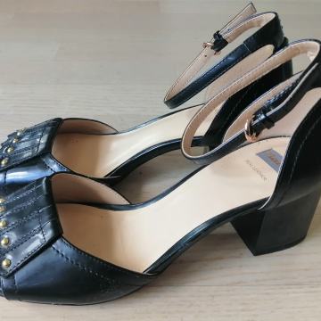 Lakirane kožne sandale