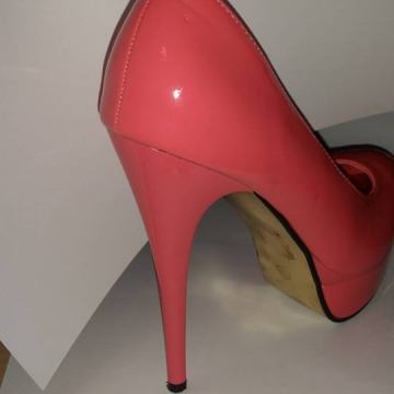 Lakirane roze sandale