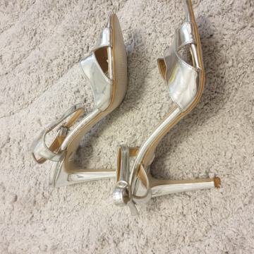 Lakirane srebrne sandale