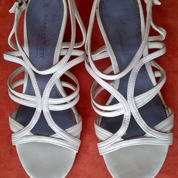 LOT BIJELIH  SANDALA I TORBE