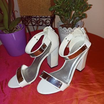 NOVE MOHITO 40 BIJELE ŽENSKE SANDALE REMENČIĆ ZATVORENE PETA