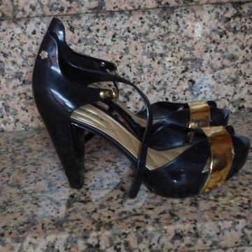 Petite Jolie crno zlatne sandale br.37