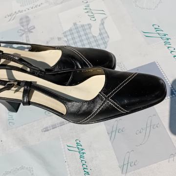 Prodajem kožne sandale