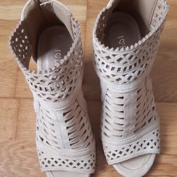 Prodajem sandale DeeZee