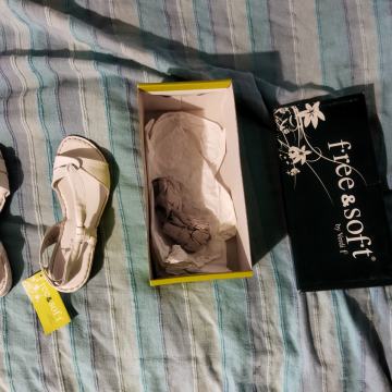 prodajem ženske sandale,nove,38-39