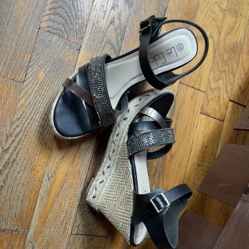 Prodajem zenske sandale ocuvane skroz. Nosene par puta br38