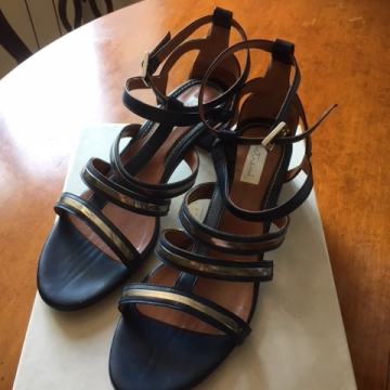 PRODAJEM ŽENSKE SANDALE
