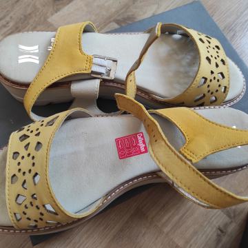 Prodajem NOVE ženske žute sandale vel37 talijanske marke Callaghan