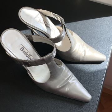 Prodajm ženske natikače