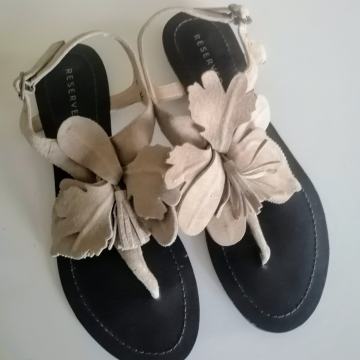 Reserved kožne sandale s detaljem listova