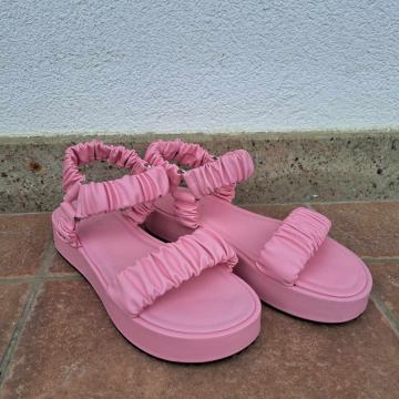 NOVO Roze sandale 40