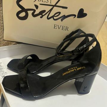 Saint Laurent crne lakirane sandale