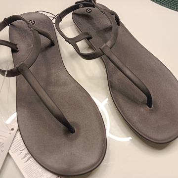 CRNE  SANDALE BR. 37 i 36 - NOVO