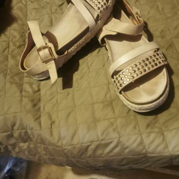 SANDALE sa nitnama