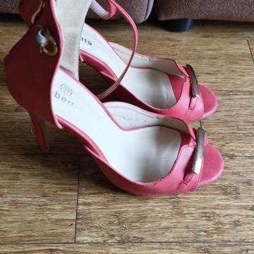 Sandale  na petu br. 38