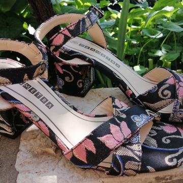 Sandale na petu cvjetnog uzorka