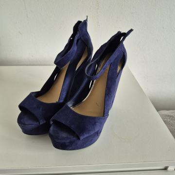 Sandale s punom petom