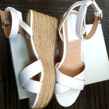 SANDALE NA PUNU PETU S REMENČIĆEM OKO GLEŽNJA