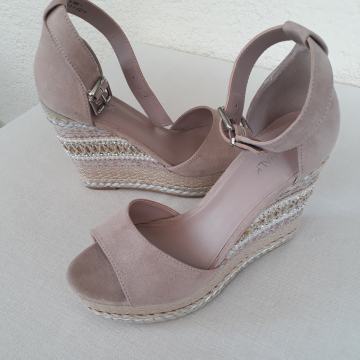 NOVE sandale na punu petu