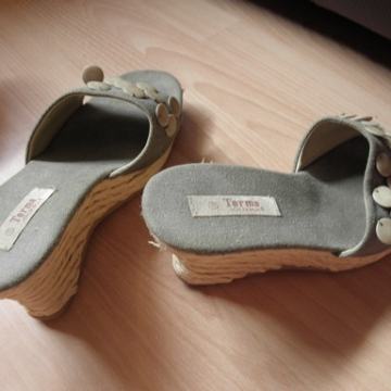 Sandale sa slamnatom punom petom, broj 39