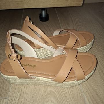 Nove sandale vel 38