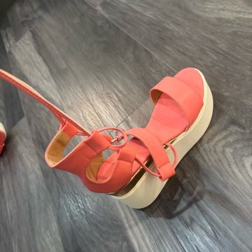 Sandale na vezanje s platformom