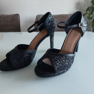 Sandale s visokom petom