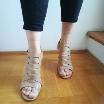 Sandale na visoku petu