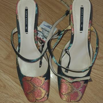 Nove sandale ZARA BASIC