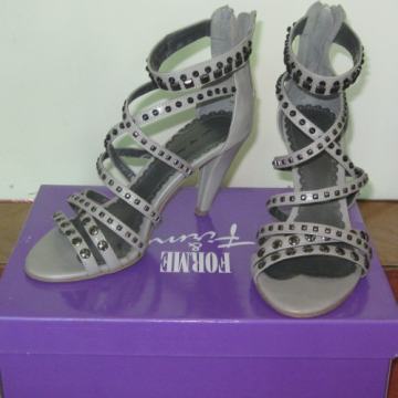 sive sandale sa zakovicama