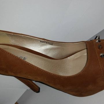 Smeđe sandale sa šiljcima