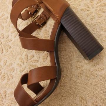 Nove smeđe sandale