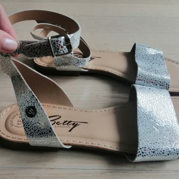 Srebrne kožne sandale