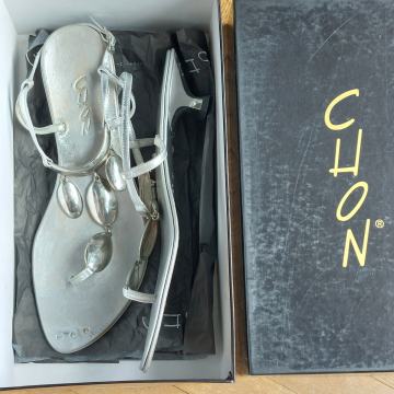 Srebrne sandale sa kitten petom