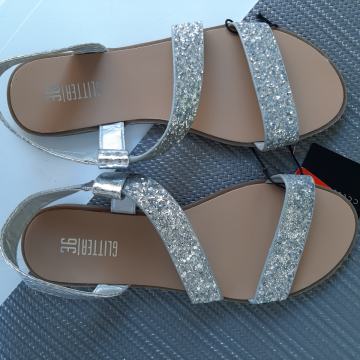 Nove srebrne sandale