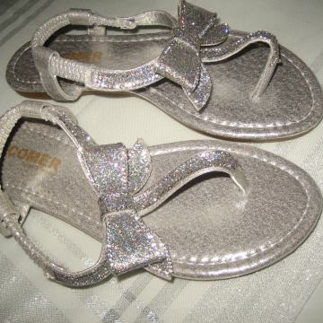 SREBRNE ŠLJOKIČASTE SANDALE BR. 37 - NOVO