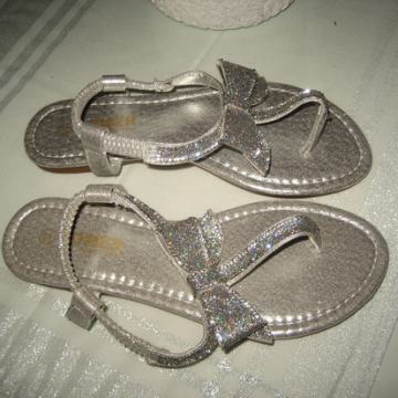 SREBRNE ŠLJOKIČASTE SANDALE BR. 37 - NOVO