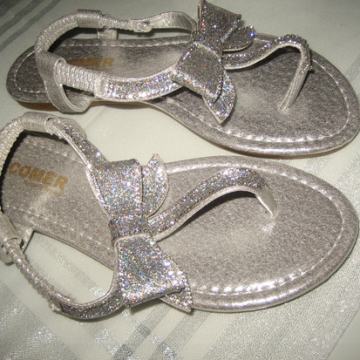 SREBRNE ŠLJOKIČASTE SANDALE BR. 37 - NOVO