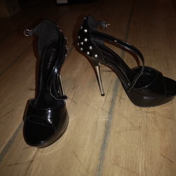 Štikle s metalnom petom i platformom NOVE