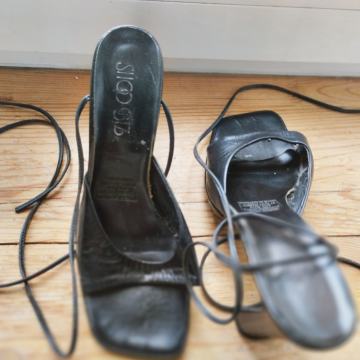 Štiklice koje se vežu oko gležnja broj 38