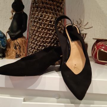 STRADIVARIUS CRNE SANDALE 37