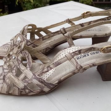 Luksuzne tal.kožne sand.br. 39.  V. Ercoli