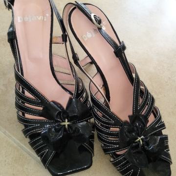 Sandale talijanske, kožne, crne br. 38. Posebno torbica.