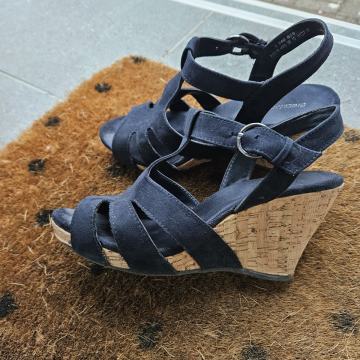 Tamnoplave sandale na punu petu