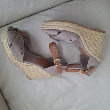 Tommy Hilfiger sandale br 36
