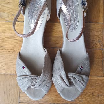 Tommy Hilfiger sandale, br. 39