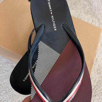 Tommy Hillfiger zenske japanke vel. 39